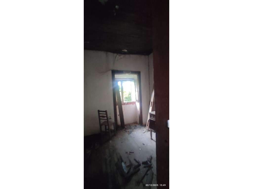 Casa para restauro com 6000m2 de terreno, localização única entre a...-7