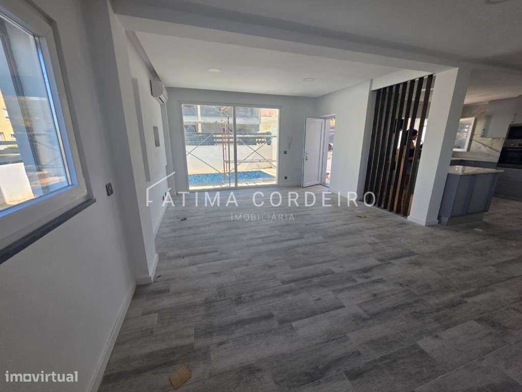 Moradia T3 com piscina e terraço-18
