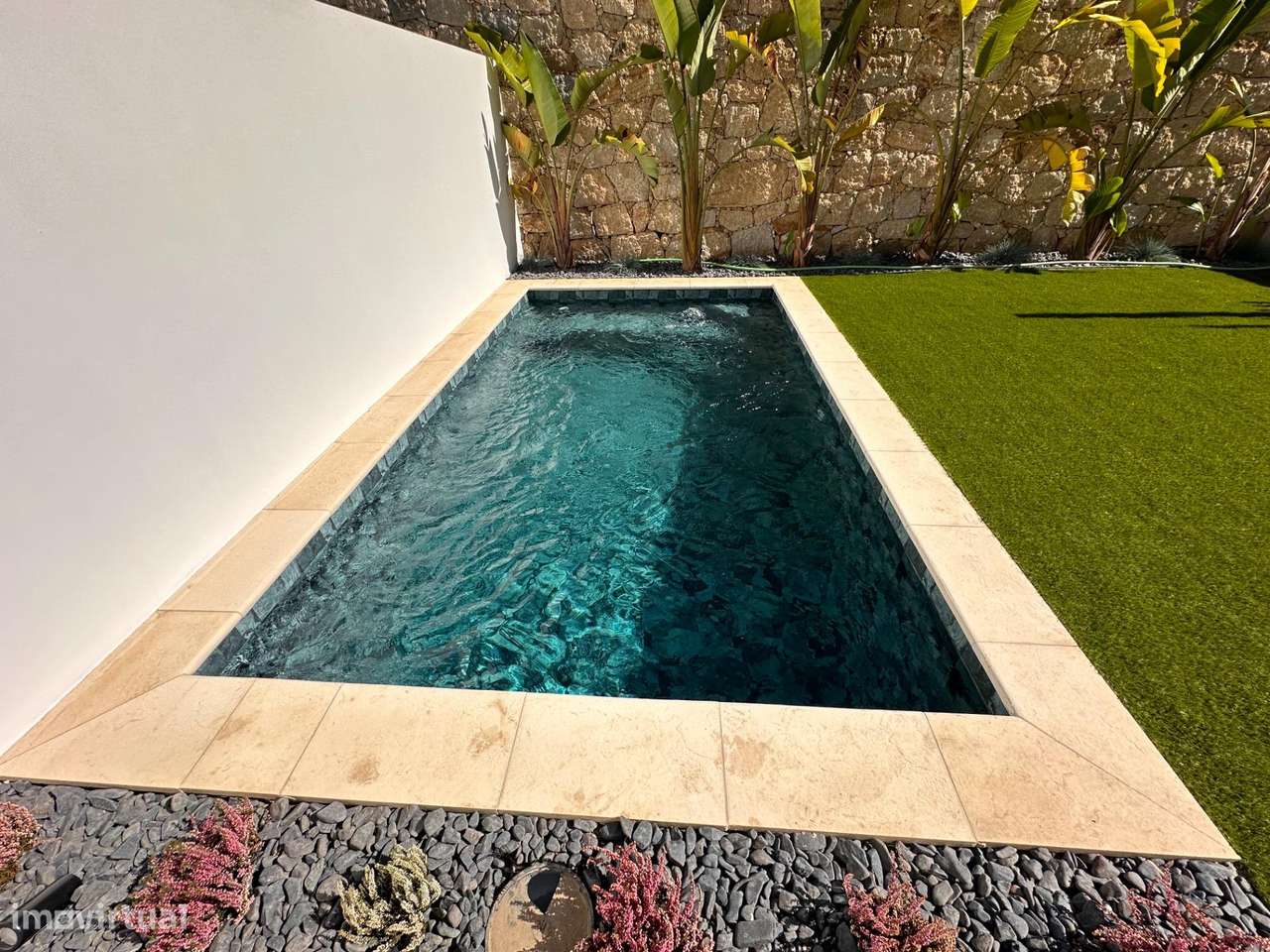 Moradia de Gaveto com dois pisos e garagem lateral-32