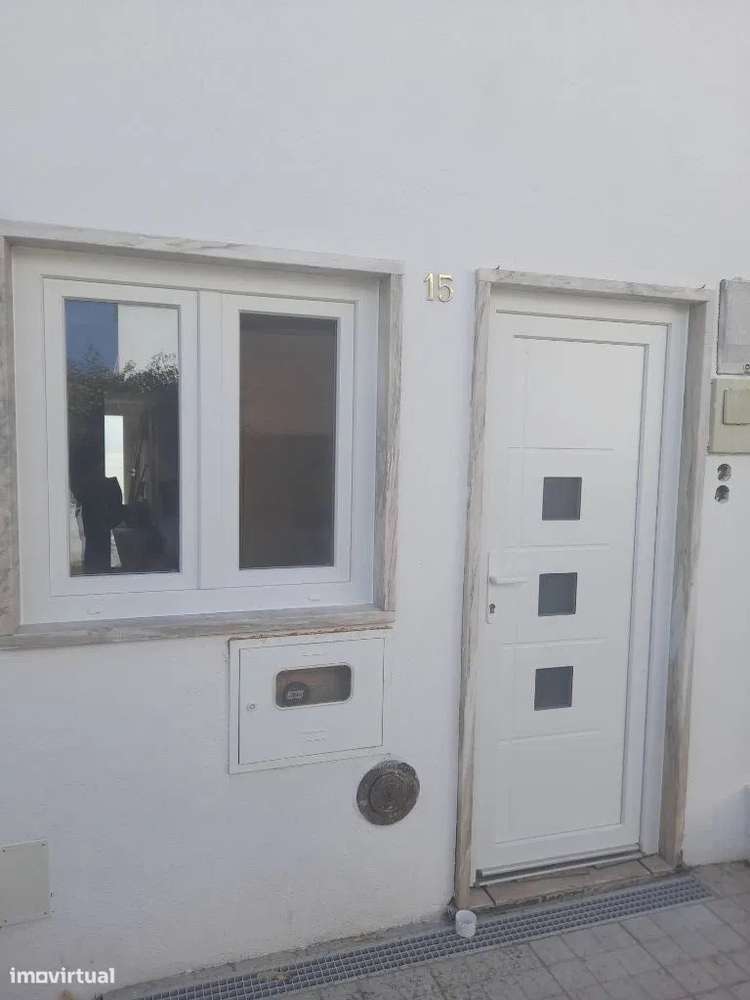 Aluga-se Fração B de Moradia bi familiar remodelada de tipologia  T1+2 - Grande imagem: 2/24