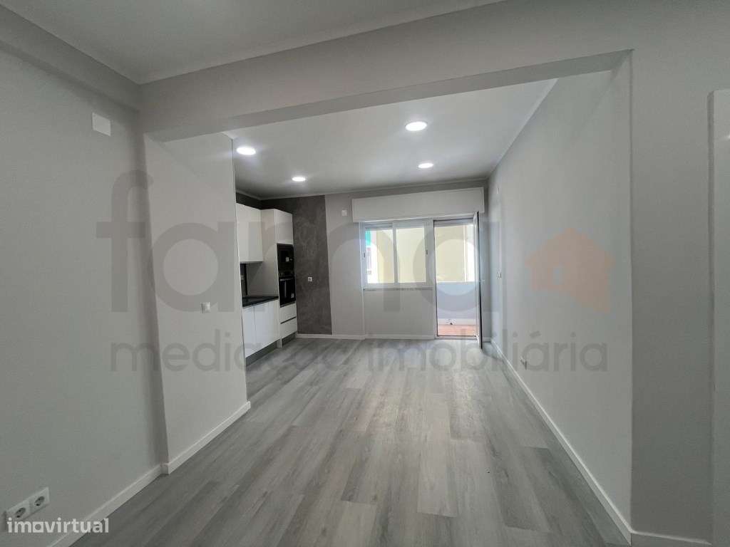 Apartamento T1 Remodelado com Varanda e Elevador-3