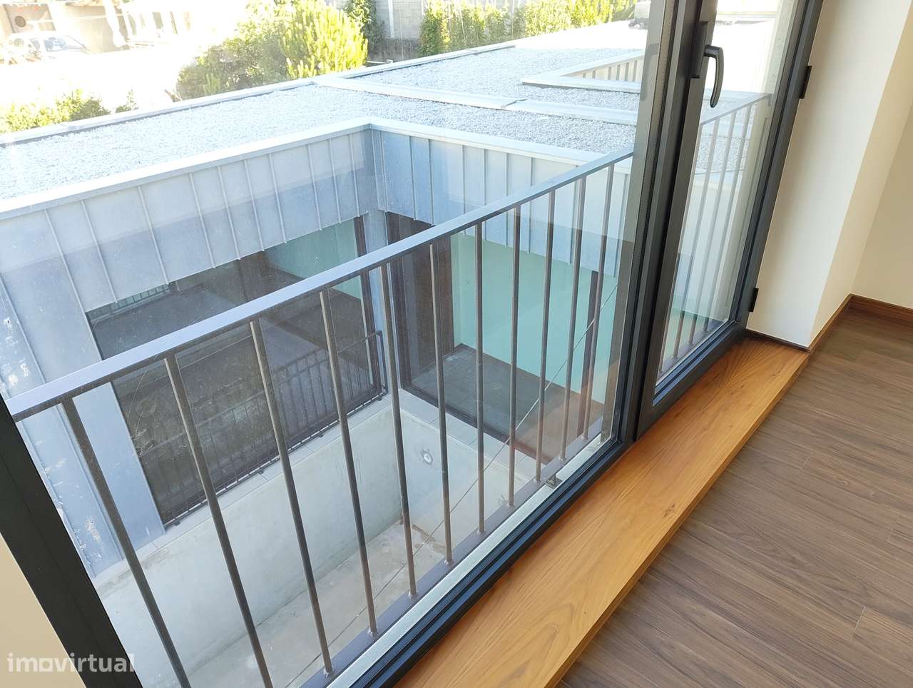 Moradia T5 com piscina e jardim em Canidelo-32
