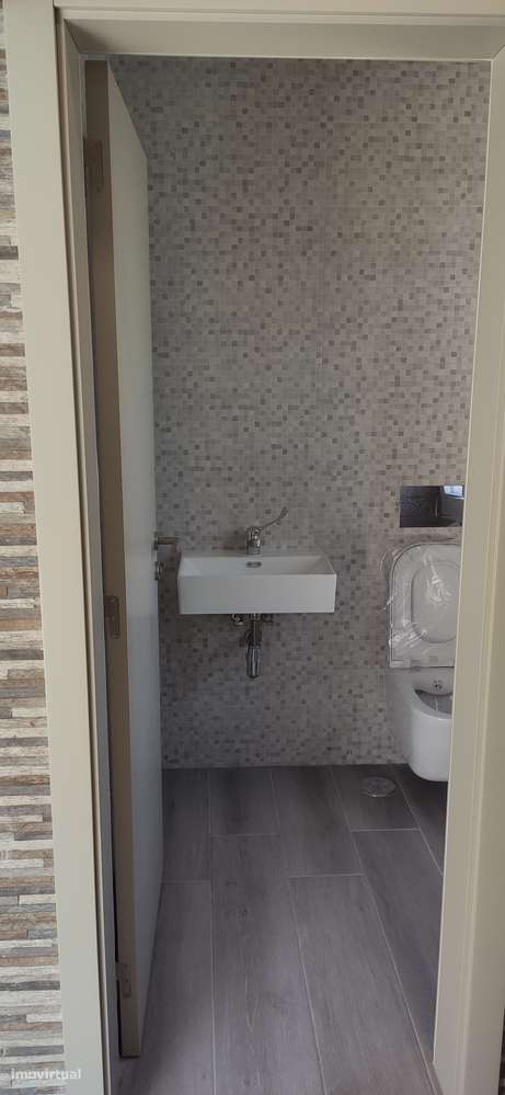 Espaço comercial na Rua Professor Rui Luís Gomes, 2 - Grande imagem: 5/12