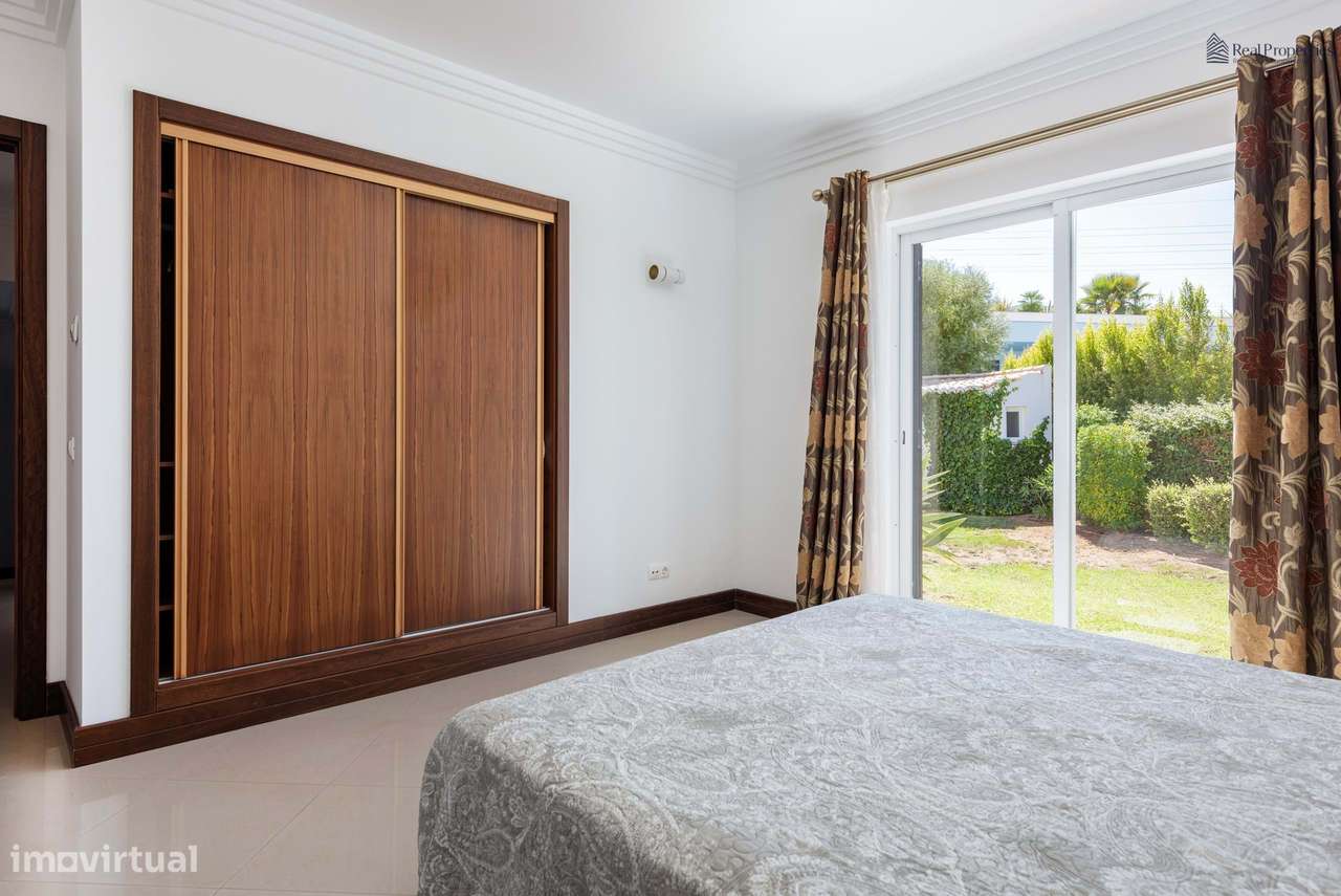 Moradia Térrea T4 Isolada em Albufeira – Um Refúgio de Luz, Conforto e-16