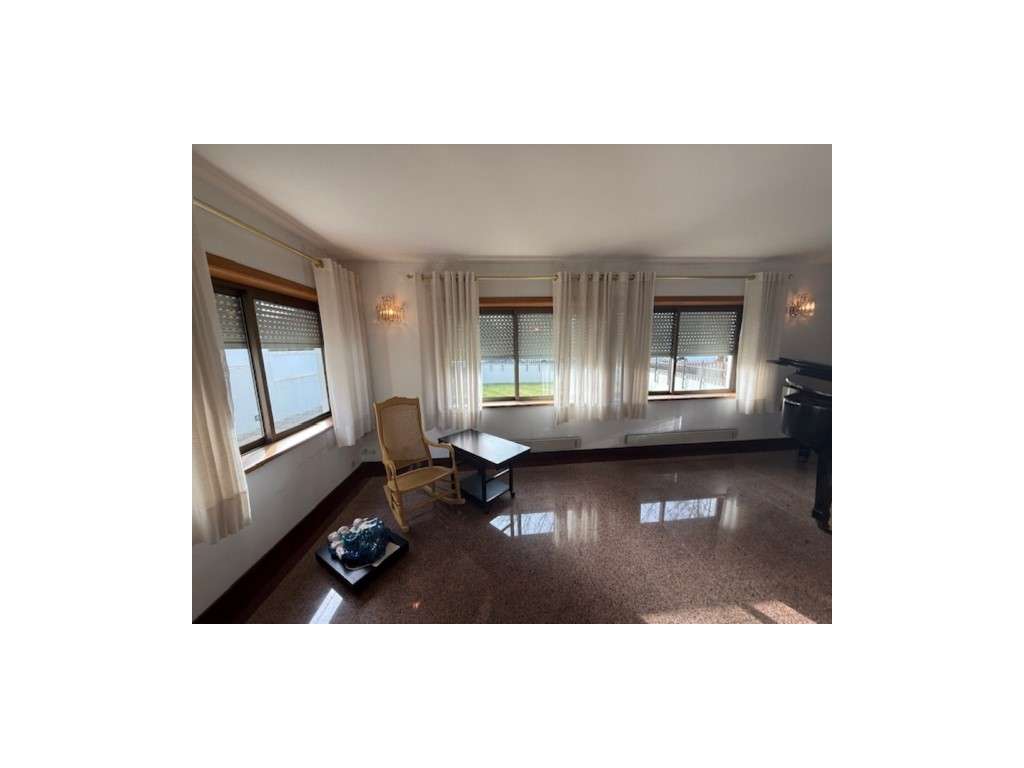 Moradia V3 na Senhora da Hora - Localização Premium!-10