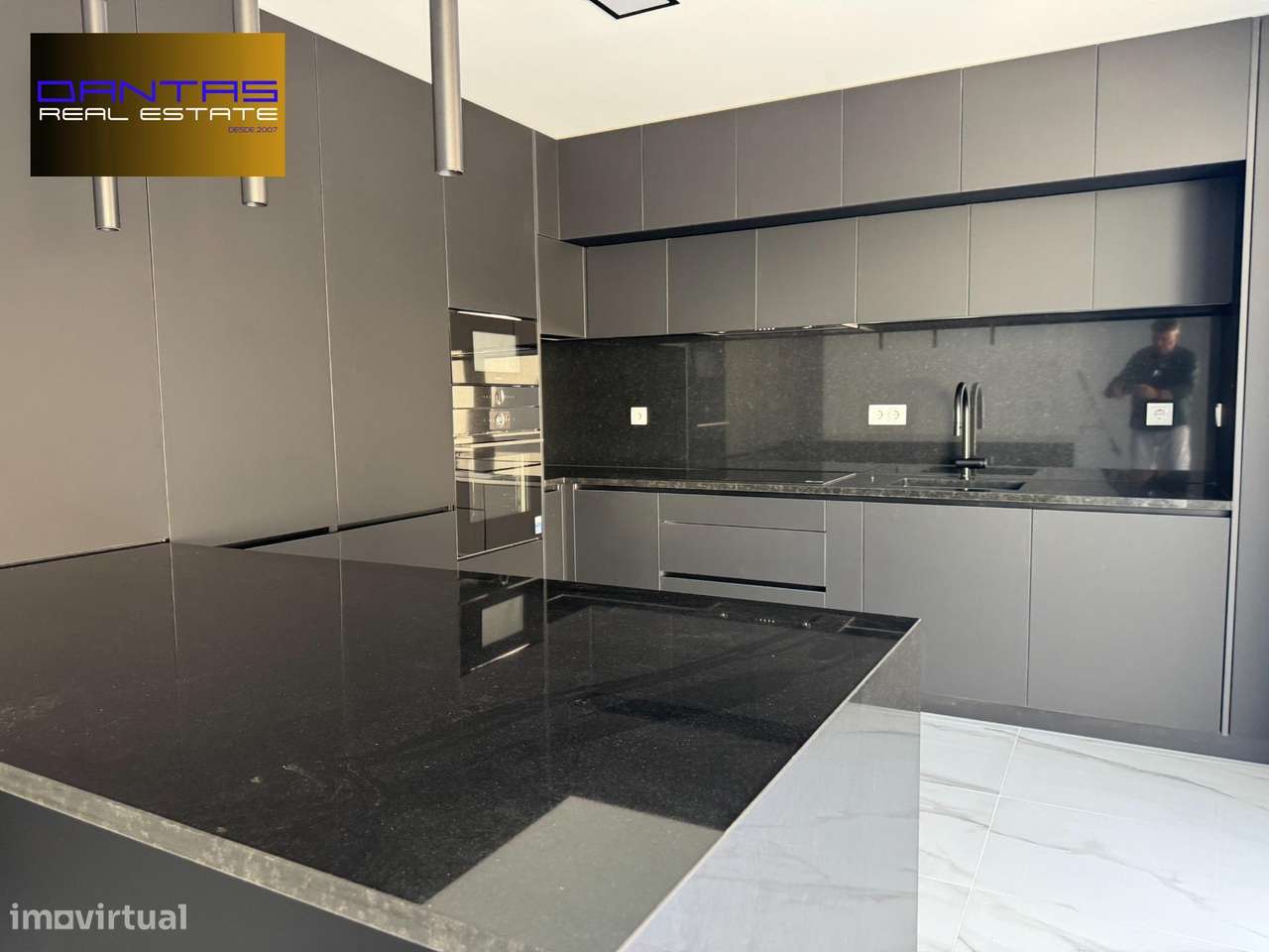 Gaveto T4 já com a estrutura concluída, lote 400m2-9