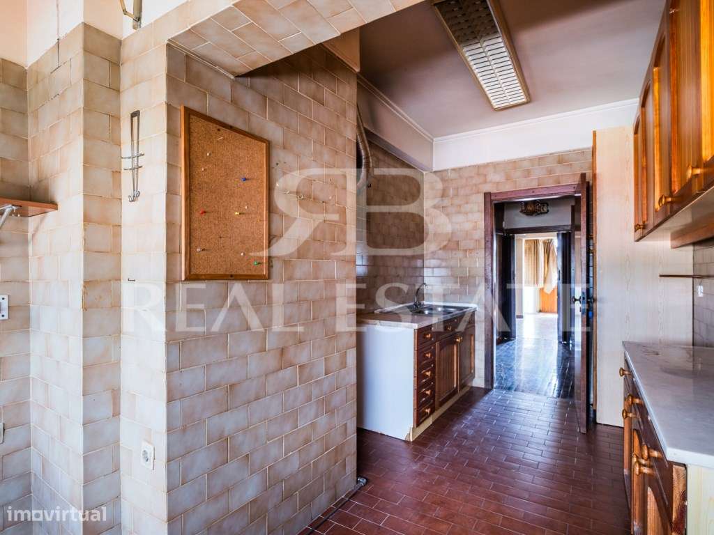 T2, para remodelação total | junto à Praça de Espanha | centro de L...-21