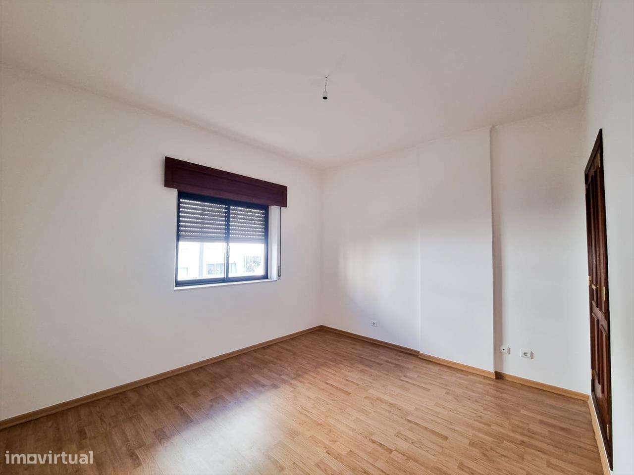 Apartamento T2 Renovado em Santarém com Parqueamento e Arrecadação-5