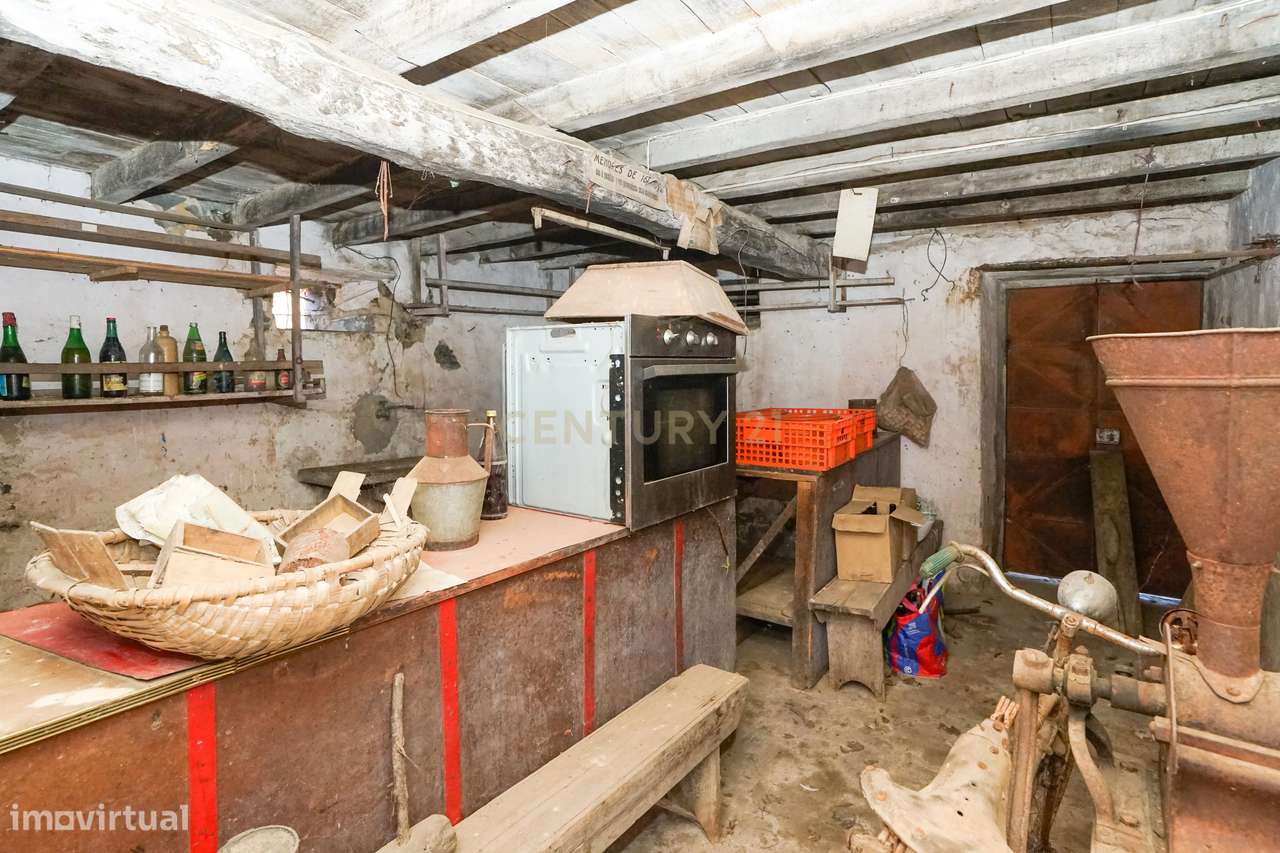 Moradia para restaurar com pátio a poucos minutos de Miranda - Miranda - Grande imagem: 5/10
