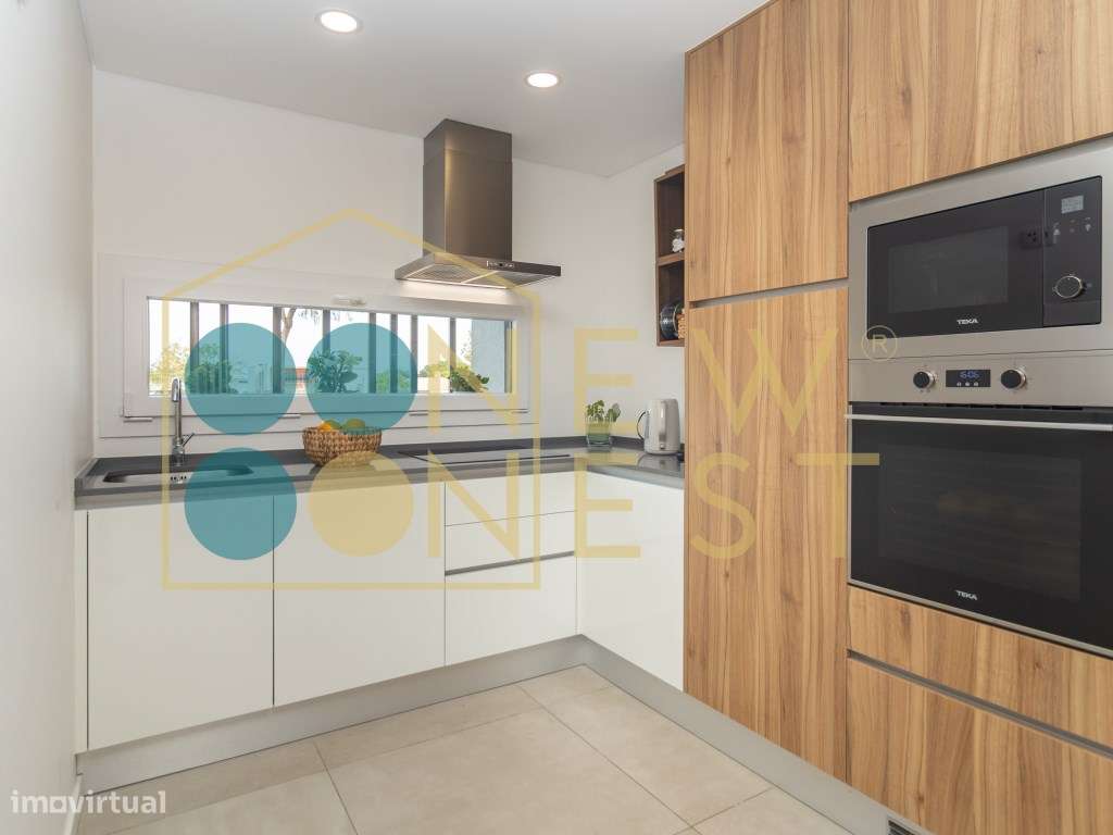 Moradia T3+1 em Banda como Nova com pátio e Vista Castelo de Palmel...-5