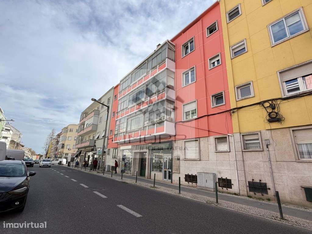 Espetacular T1 remodelado com logradouro em Benfica-23