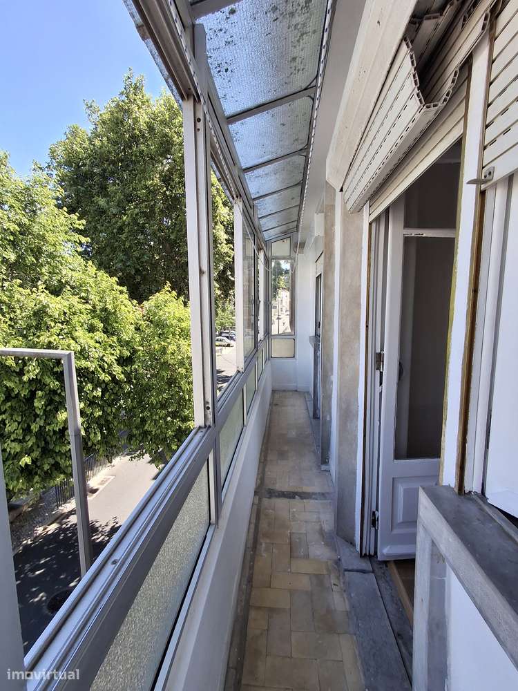 Apartamento T4 muito soalheiro, em zona central.-17