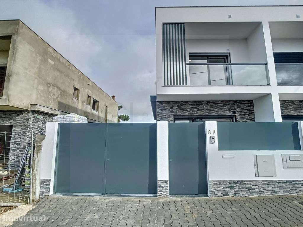 Moradia T3 duplex no centro de Fernão Ferro-37