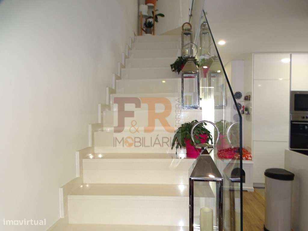 Semi-Nova Geminada Duplex T3 com Piscina Fernão Ferro-21