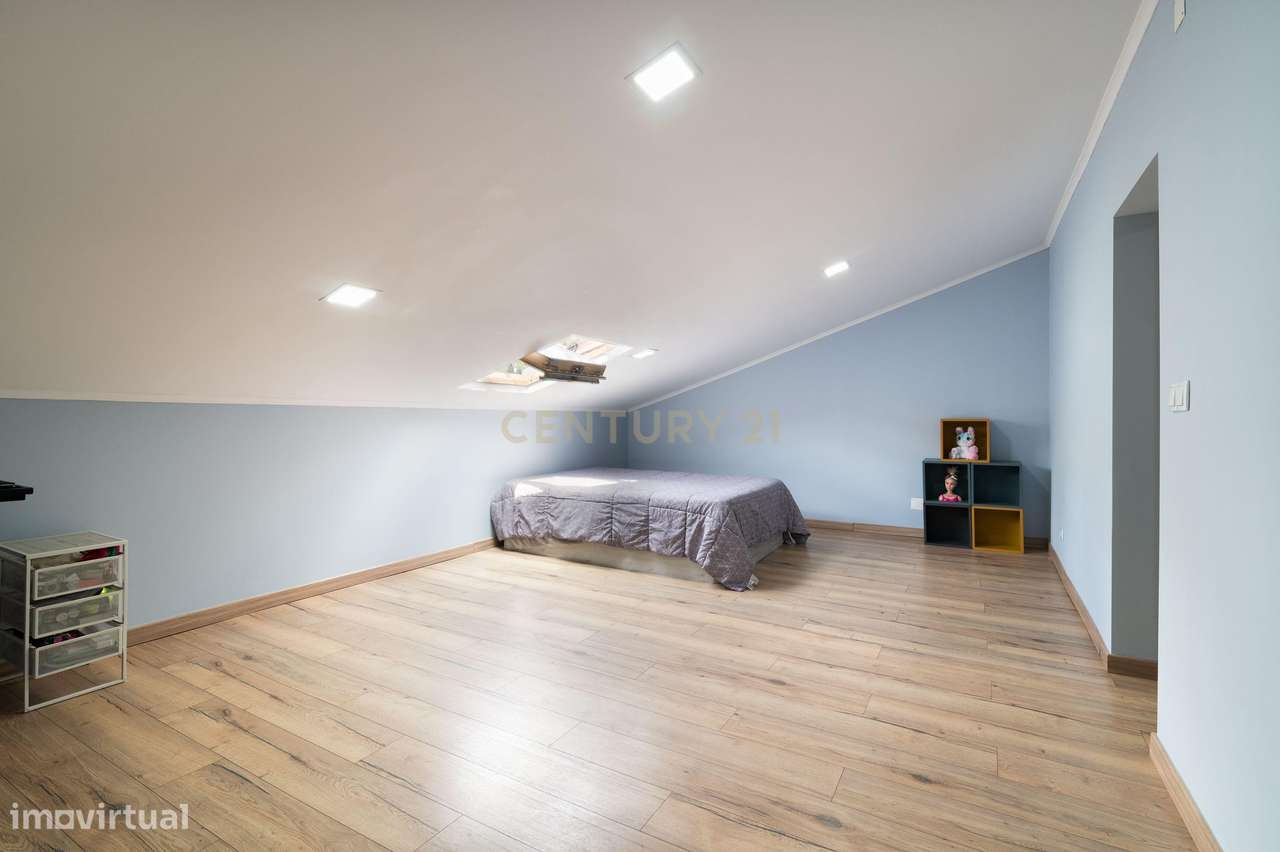 Moradia T4 com piscina e garagem junto às Colinas do Cruzeiro-24