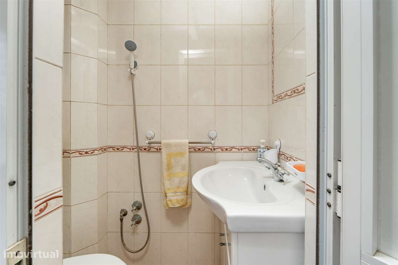 Apartamento T3 em Arroios – Charme clássico no coração de Lisboa-22