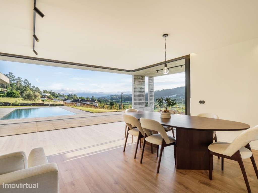 Moradia Térrea com Piscina Infinita e Vista Panorâmica sobre o Vale-27