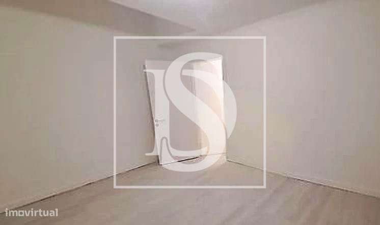 Loja remodelada e transformada em apartamento no Laranjeiro-14