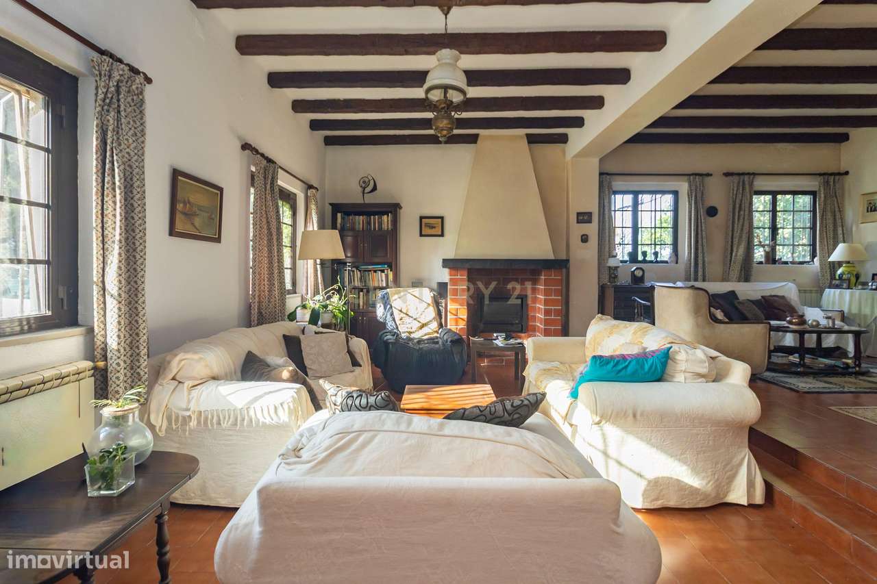 Moradia com construções de apoio, piscina e localização priviligiada-13