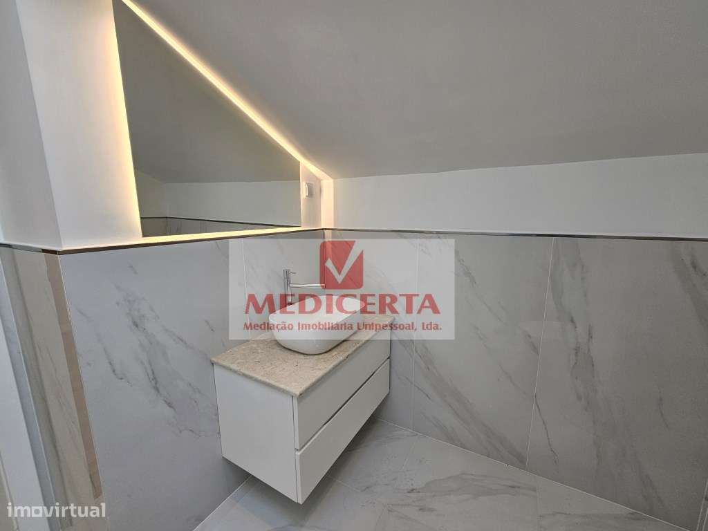 Massamá - Centro T3 Duplex(140m2) Totalmente remodelado-10