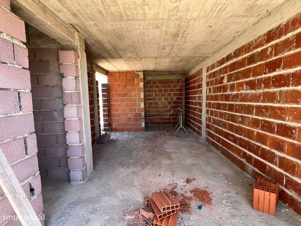 Moradia isolada em construção v3-7