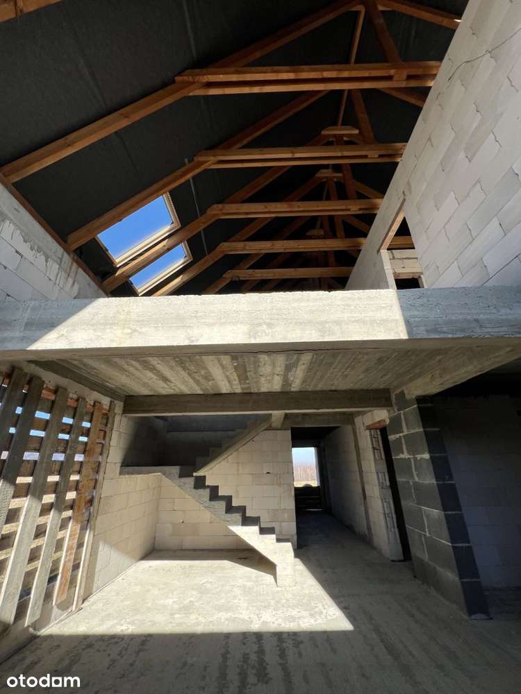 Widokowa działka z rozpoczętą budową-12