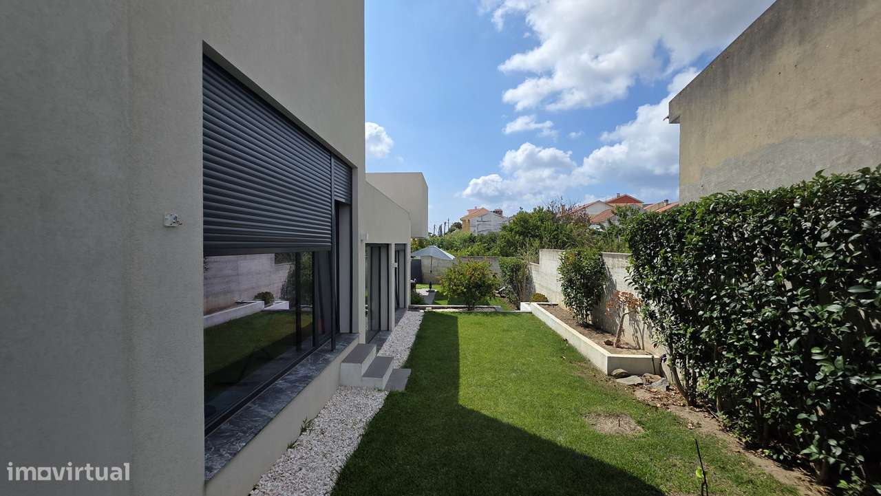 Viva numa moradia T4 isolada com jardim e vista mar-33