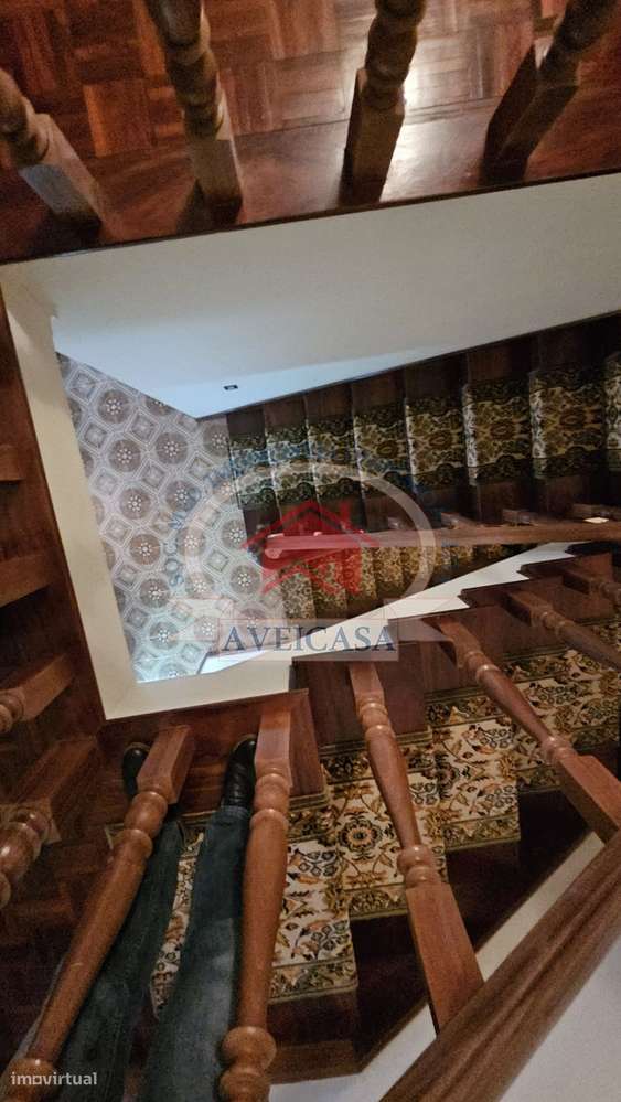 Moradia isolada T5 em bom estado com quintal e garagens-28