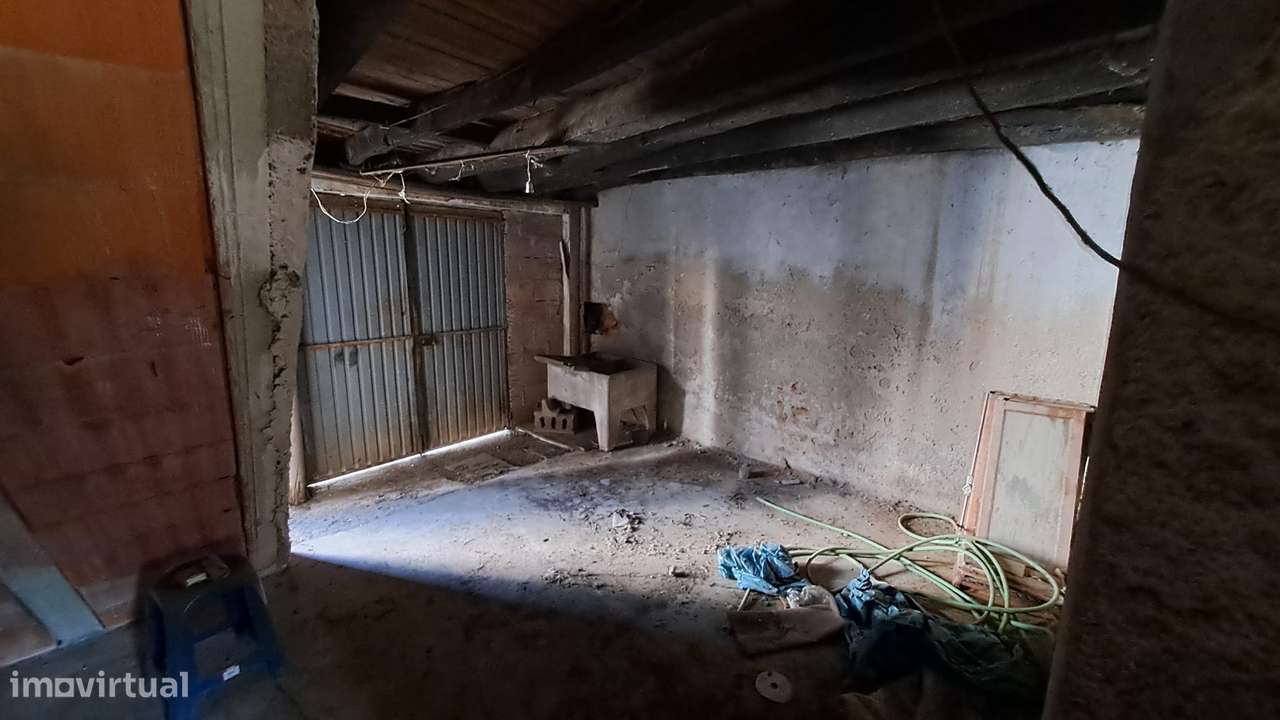 Moradia T2 para Reconstrução no Centro de Almalaguês-14