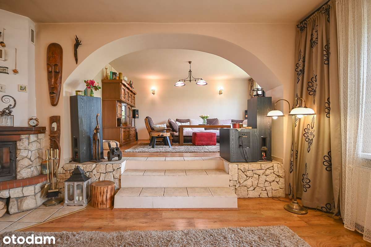 Przestronny dom z 7 pokojami i garażem W Chełmie.-1