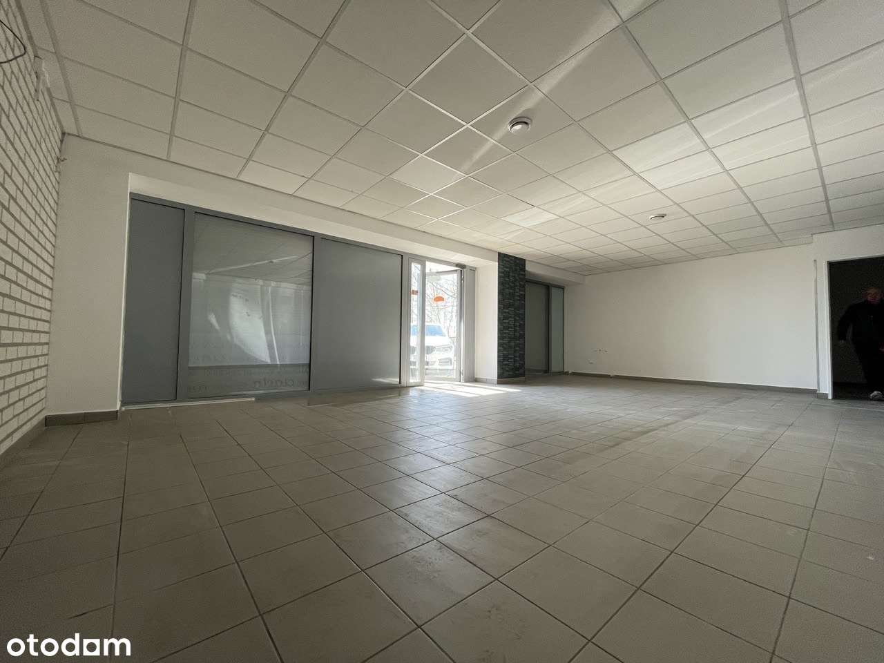 Lokal z witryną  od ulicy, osiedle Francuska Park - 75 m2 z halą garaż-8