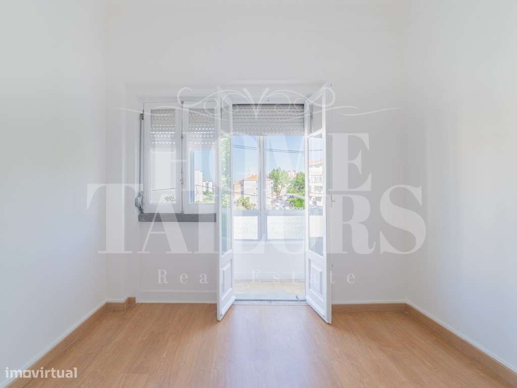 Oportunidade T4 com lareira, varandas e muita luz natural nas Mercês-8