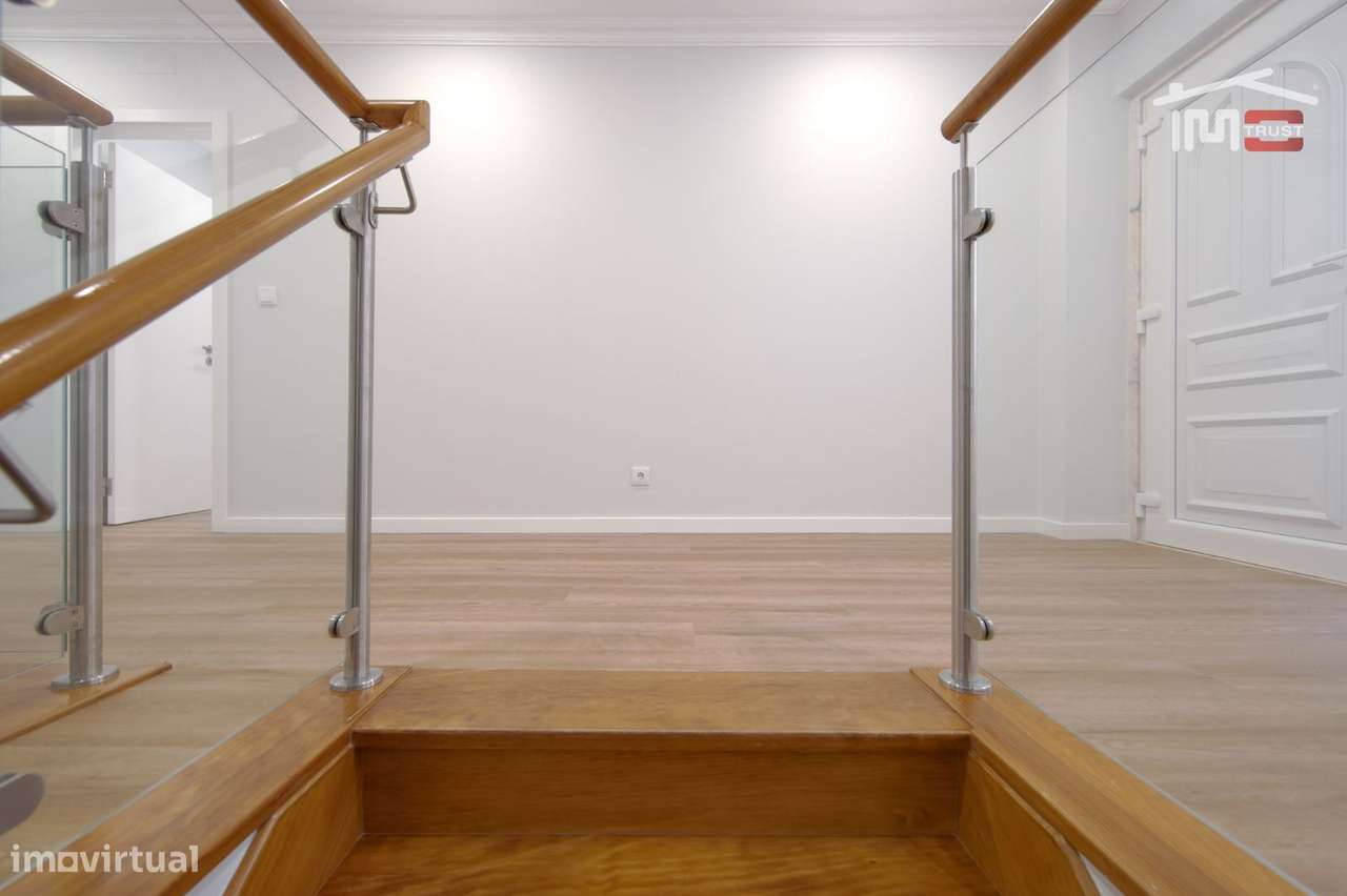 Moradia T4 de Excelência com Box para 4 Viaturas e Ótimos Acessos-18