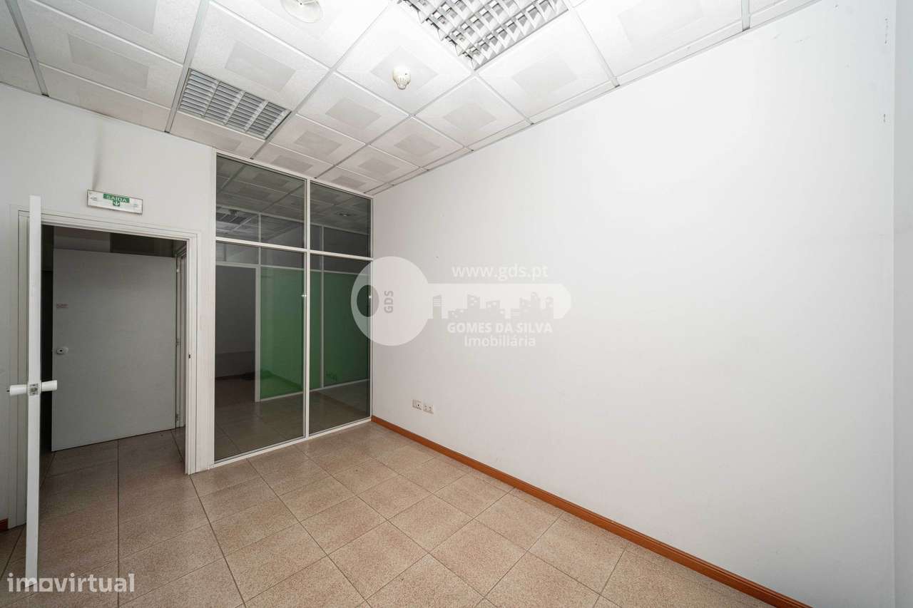 Pavilhão Comercial c/ área bruta de 1782m2 em Ferreiros-15