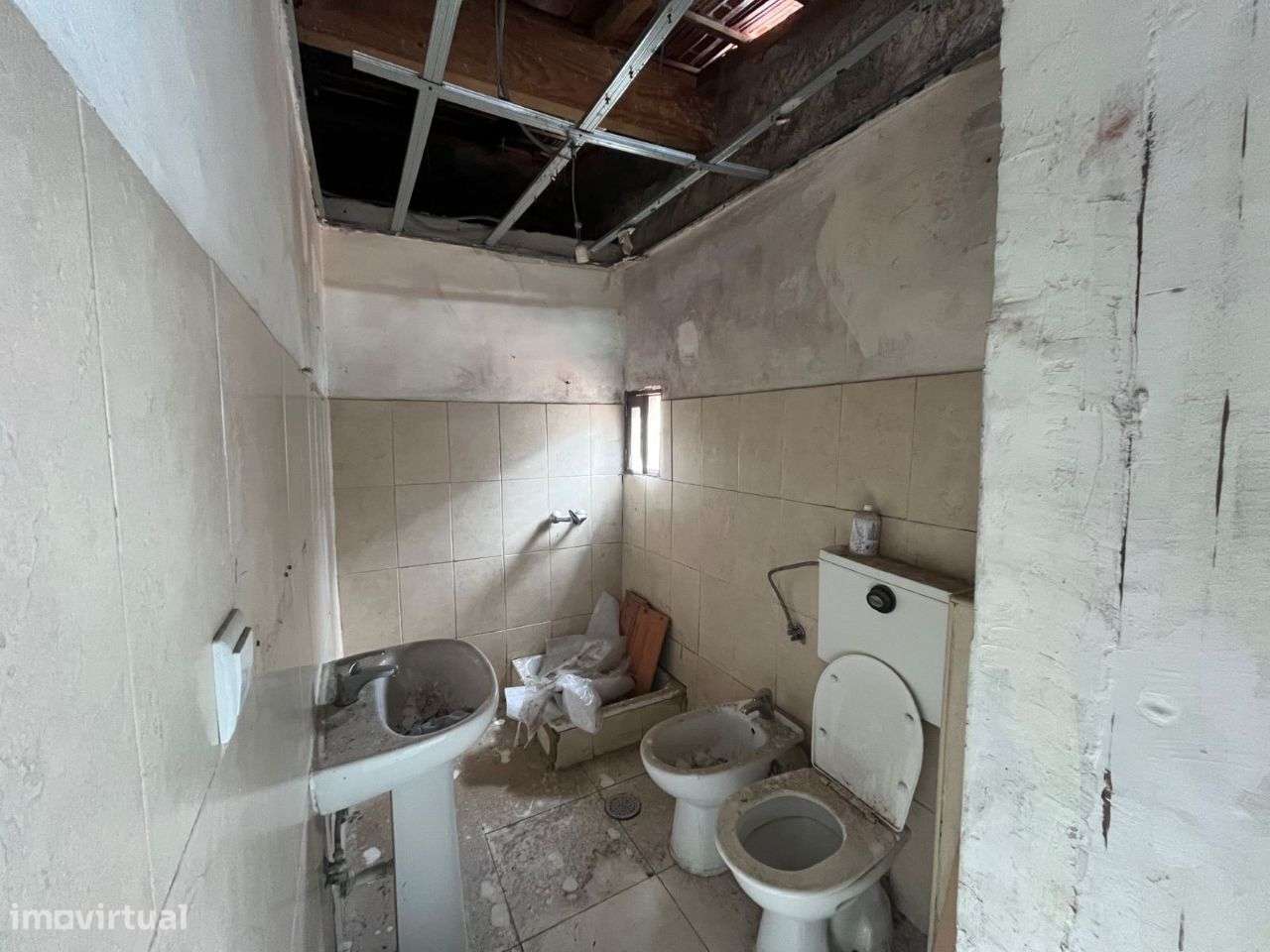 Prédio c/ 3 Pisos Para Recuperar na Sé (Porto) - Grande imagem: 5/19