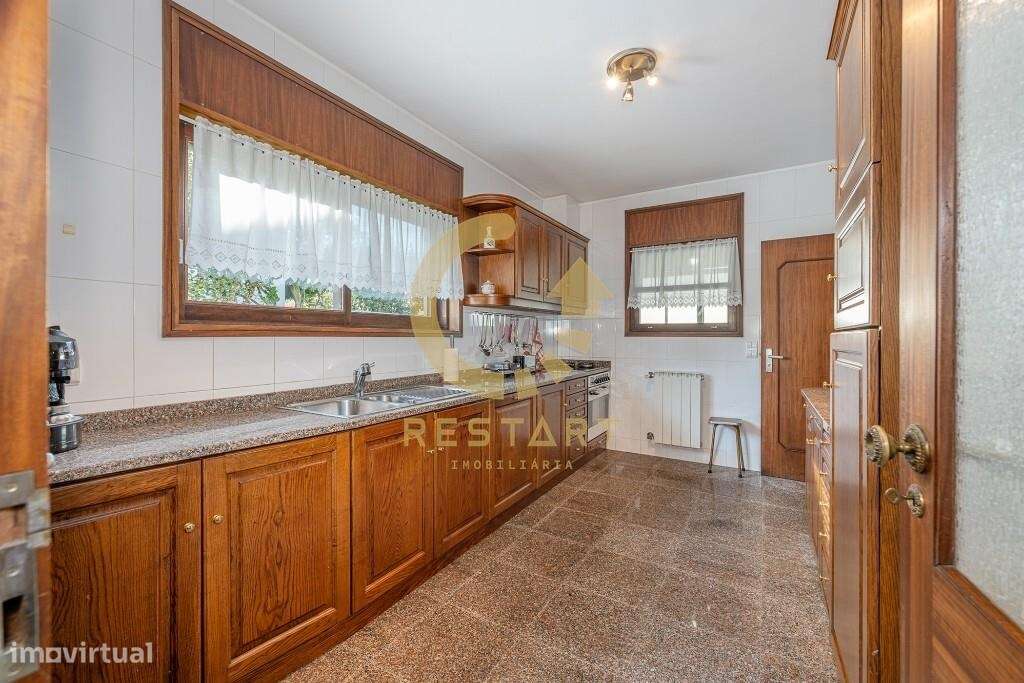 Moradia T5 com piscina e amplo terreno na Avenida de Francelos | Vila-47