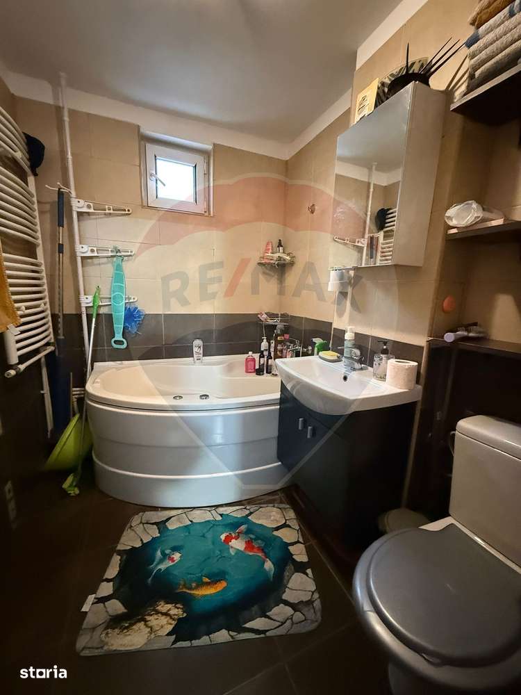 Apartament cu 3 camere de vânzare în zona Lapus-1