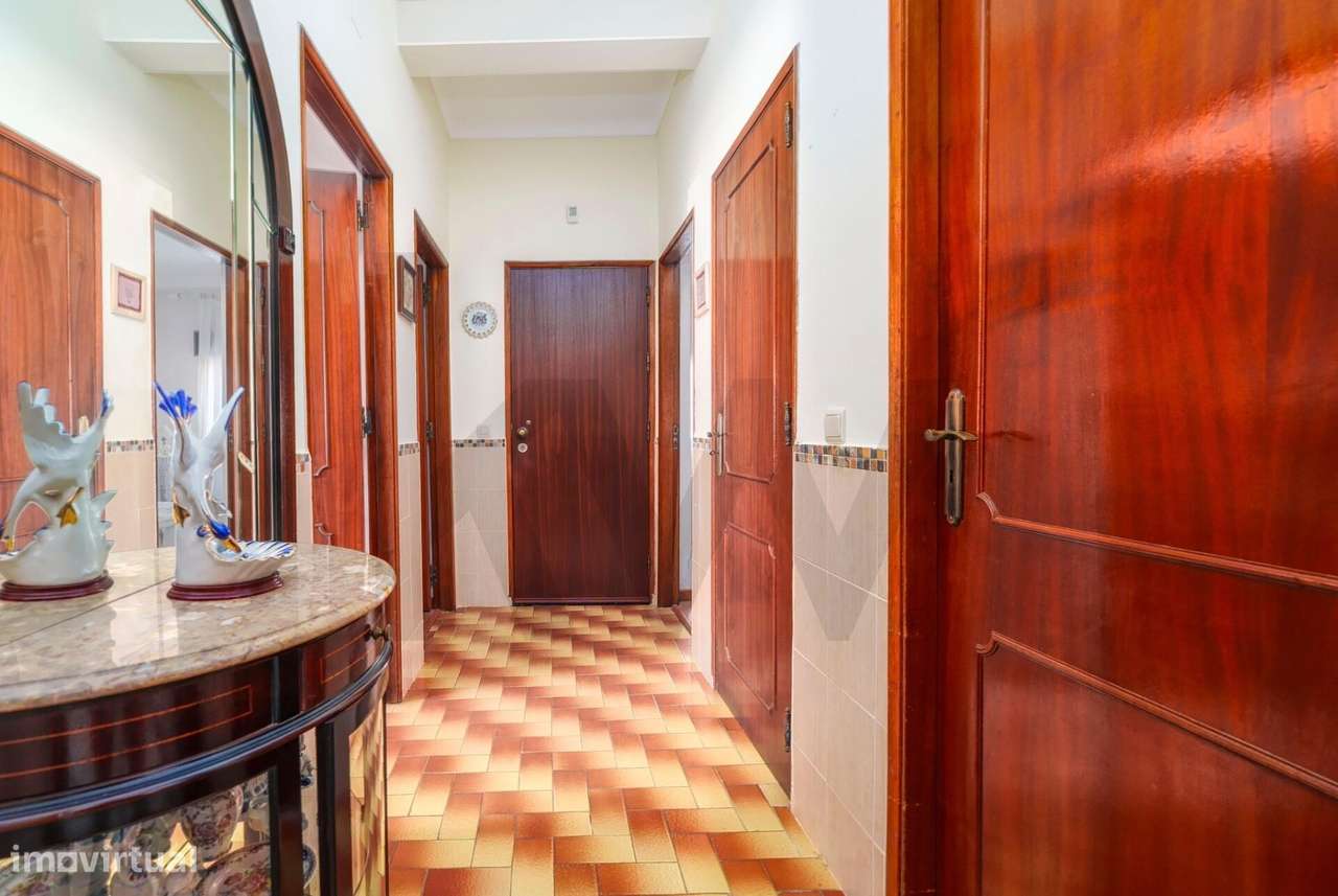Apartamento T3 com espaço exterior no centro de Vila Real de Santo Ant-9