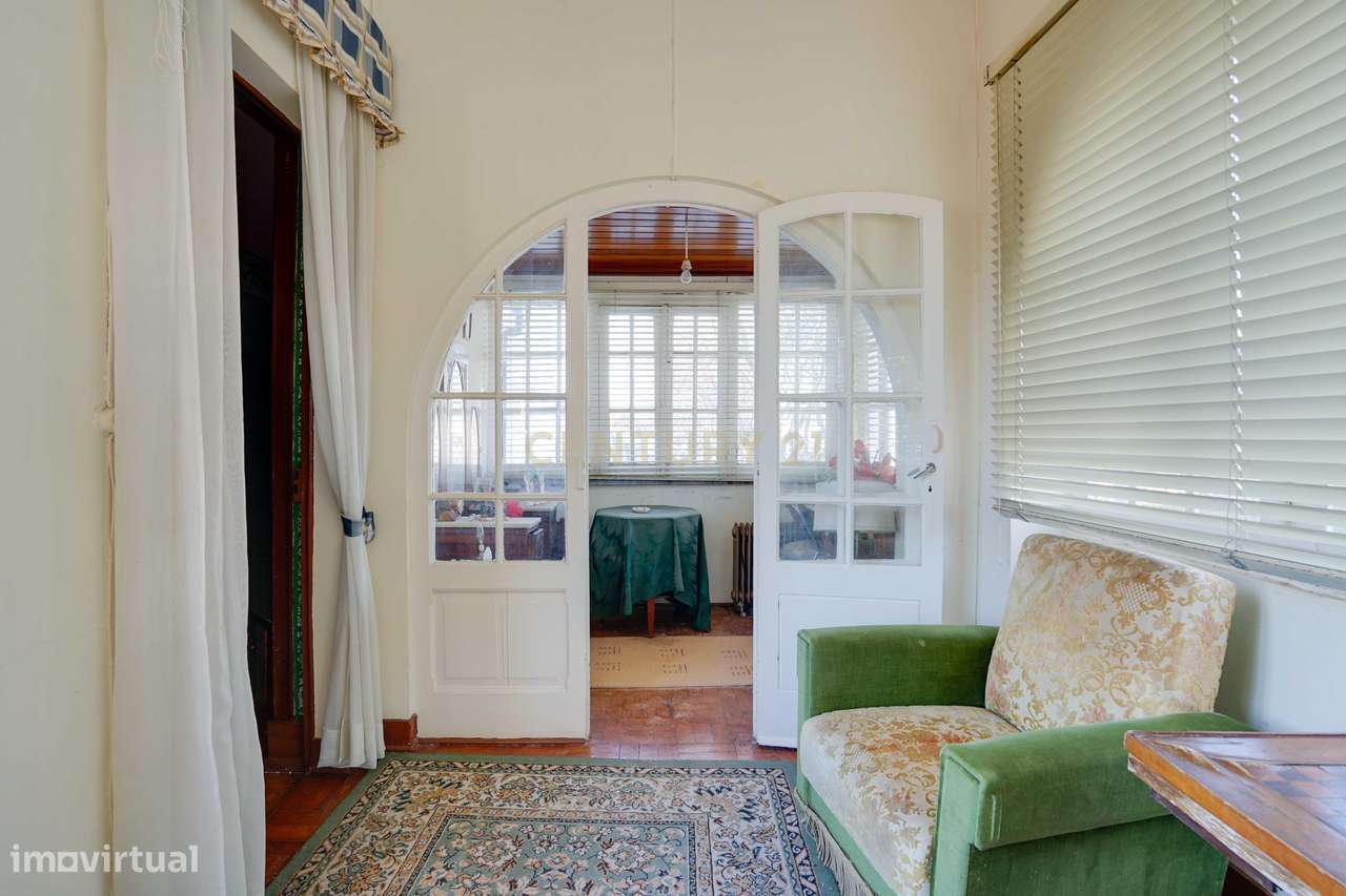 Moradia independente T6, situada no coração da linha de Cascais, junto-32