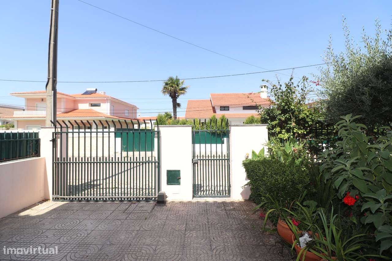 Moradia T4 com Piscina, Cave Ampla-11