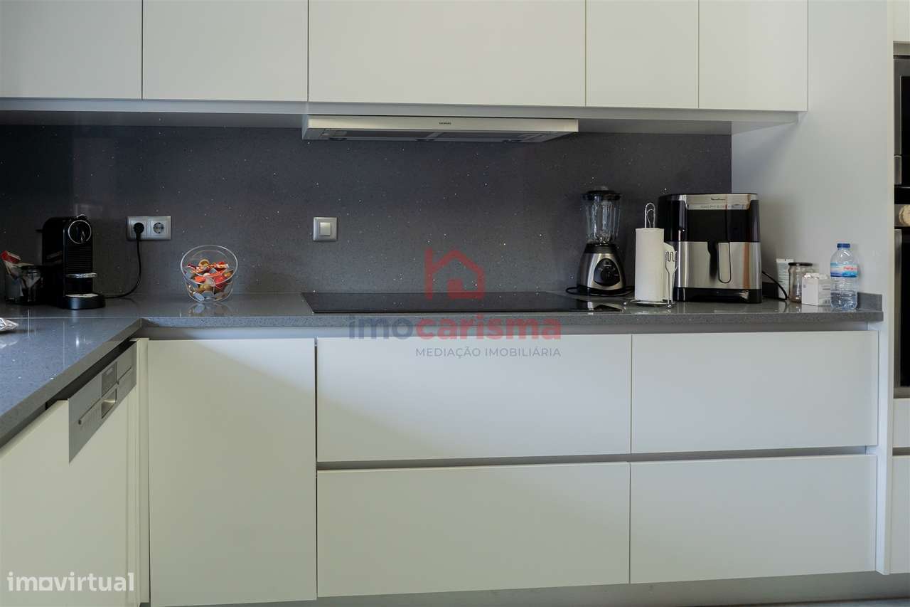 Apartamento T4 transformado em T3 no centro de Vila das Aves, Santo Ti-17