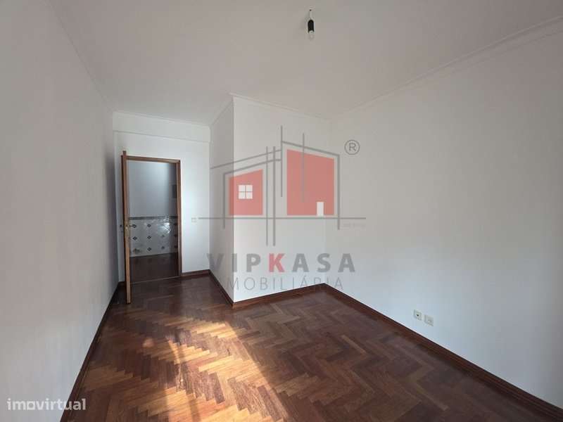 Apartamento T3 em zona sossegada do carregado-6