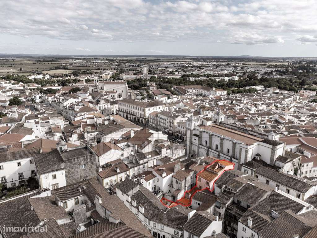 Moradia junto à Praça do Giraldo em Évora, nas arcadas medievais da... - Grande imagem: 4/60