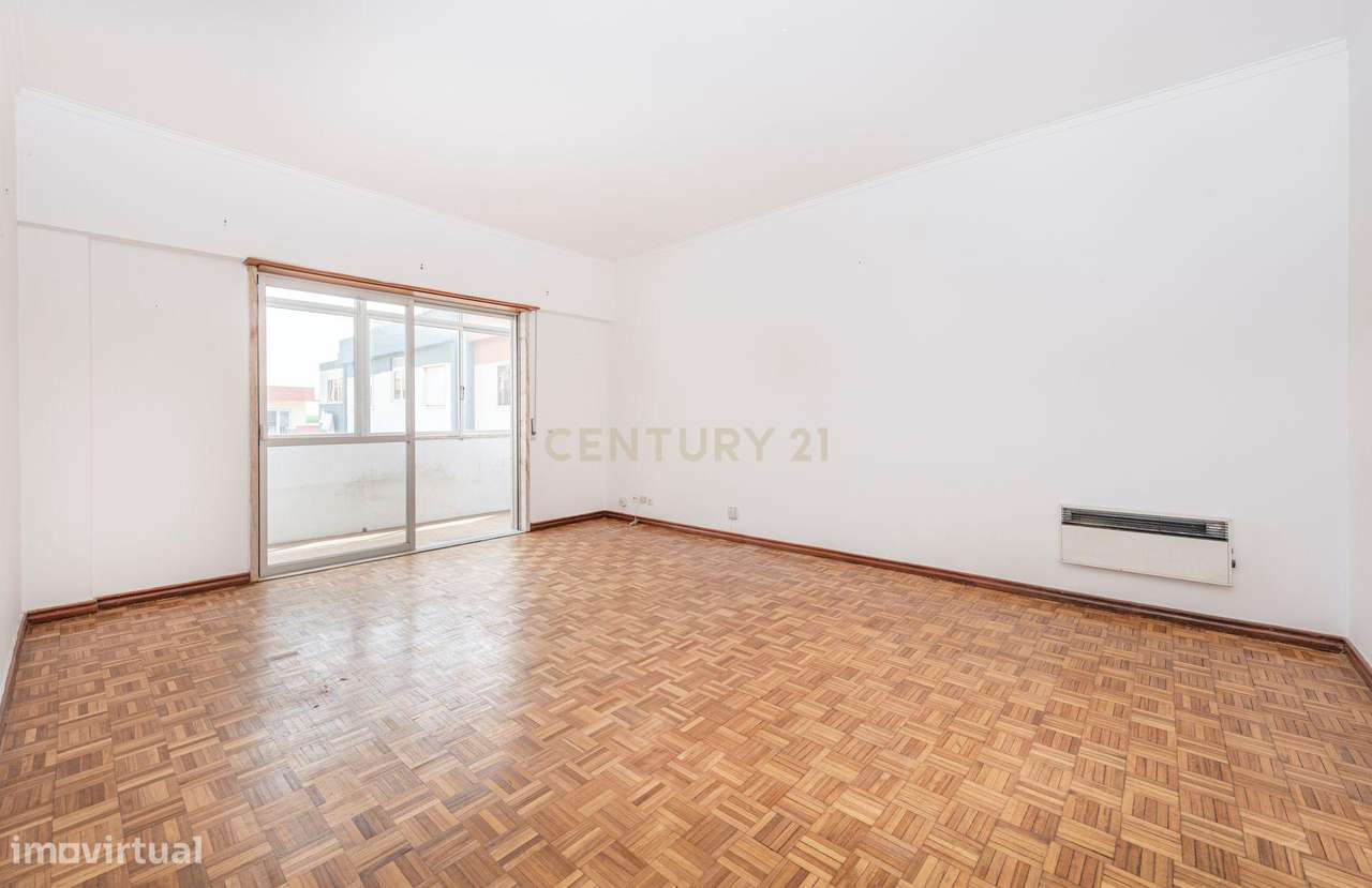 Apartamento T2 Em Oeiras Com Varanda E Boa Exposicao Solar