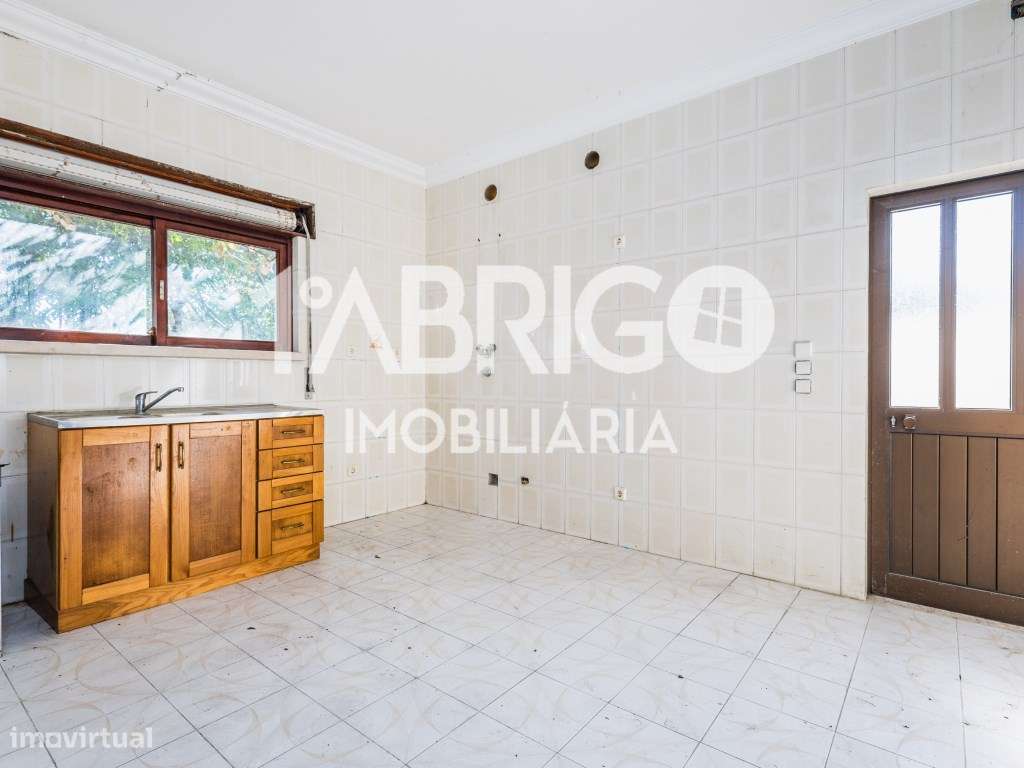 Moradia T4, perto do centro da cidade da Marinha Grande-9