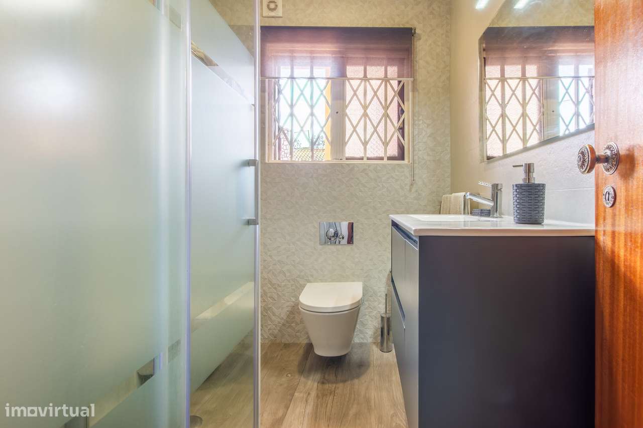 Moradia T5 isolada com jardim e terraço em Quinta do Conde-26