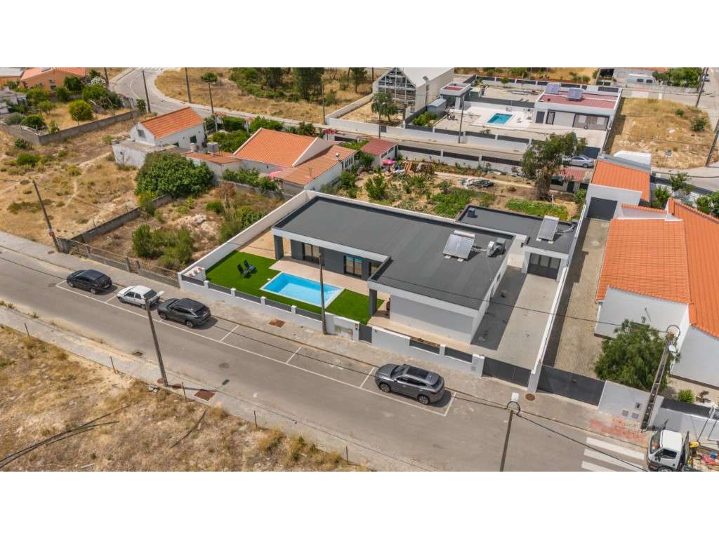 Moradia T3 Isolada com Piscina-46