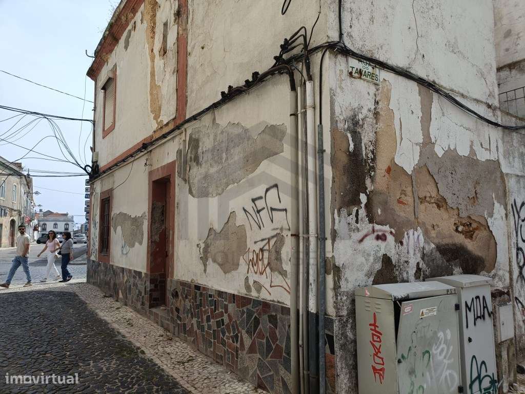 Edifício dois/três pisos-6