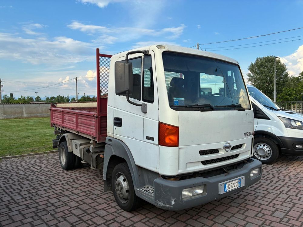 Nissan Atleon 2005