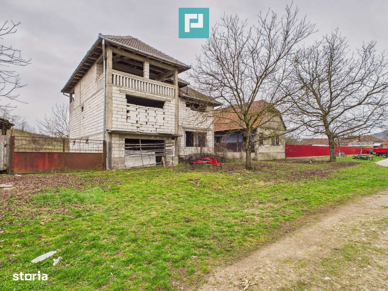 Casă la roșu în localitatea Almaș, Arad. - Imagine principală: 3/19